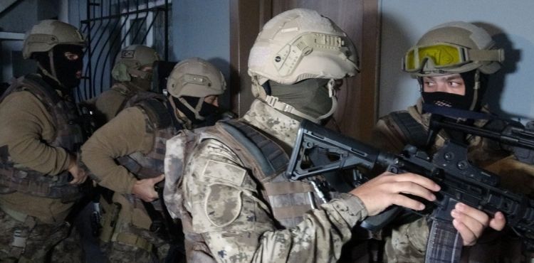 İstanbul'da DEAŞ'a operasyon: abancı uyruklu 13 şüpheli yakalandı