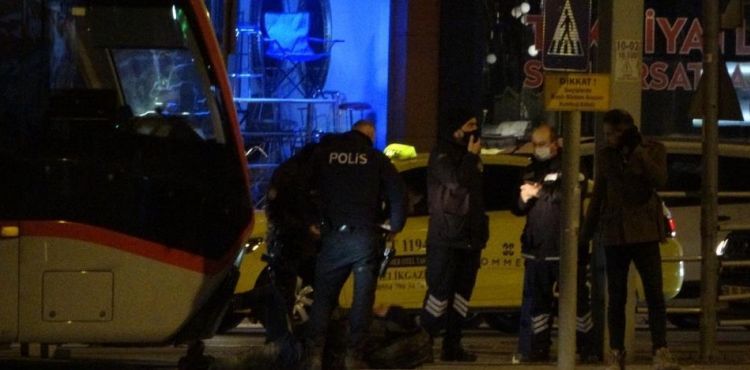 Alkollü şahıs tramvayın önüne yattı, ortalığı birbirine kattı