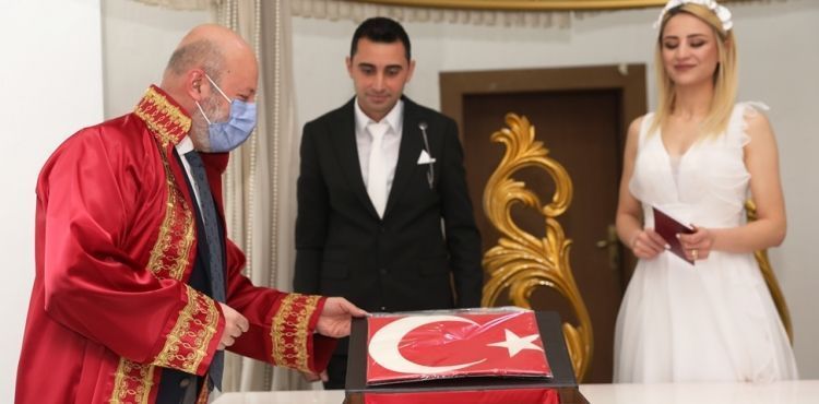 KOCASİNAN’DA BİR GÜNDE 22 ÇİFT MUTLU YUVALARIN TEMELİNİ ATTI