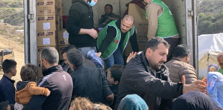 YAHYALILI GENÇLER SURİYE’DEKİ ÇOCUKLARI ISITTI