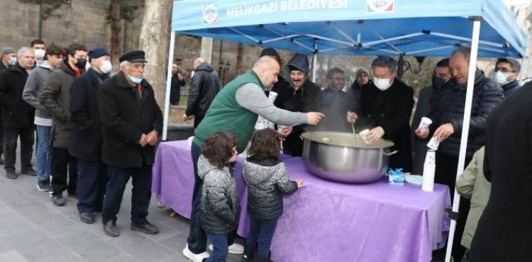 SABAH NAMAZI SONRASI ÇORBALAR MELİKGAZİ'DEN