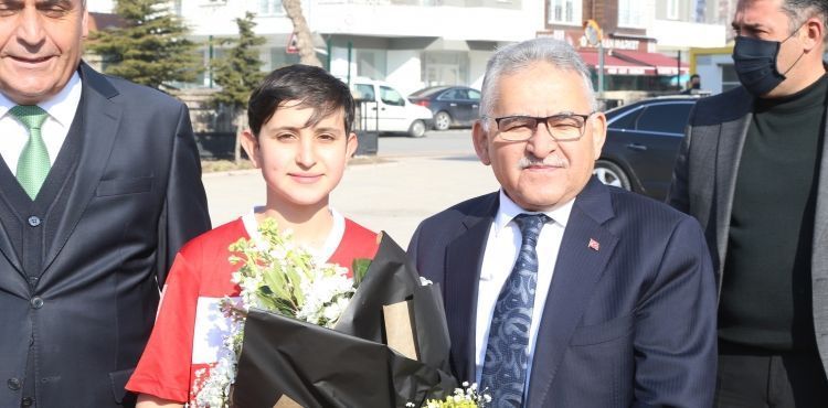 BAŞKAN BÜYÜKKILIÇ’A ÖĞRENCİLERDEN COŞKULU KARŞILAMA