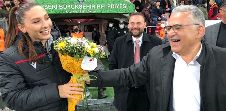 BAŞKAN BÜYÜKKILIÇ’TAN KADIN HAKEME ANLAMLI JEST