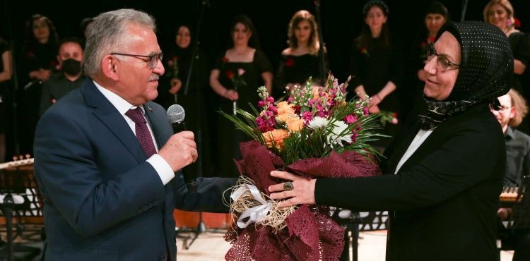 BAŞKAN BÜYÜKKILIÇ, KADINLAR KOROSU KONSERİ’Nİ EŞİ İLE BİRLİKTE İZLEDİ