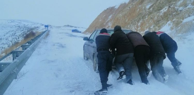 Jandarmadan yolda kalan sürücüye yardım