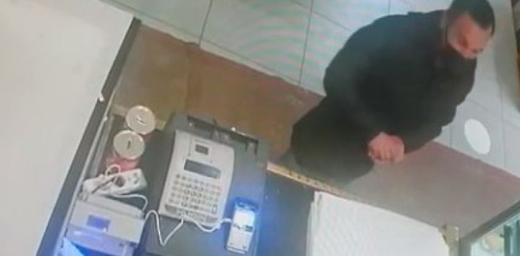 Ekmek almak için girdiği fırından yardım kumbarası çaldı