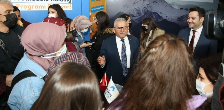 BÜYÜKKILIÇ, İKAF’TA KAYSERİ BÜYÜKŞEHİR STANDINI GEZDİ, ÖĞRENCİLERLE BULUŞTU