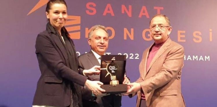 Başkan Yalçın Ankara'dan ödülle döndü