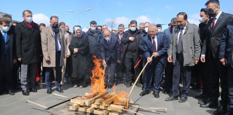 BAŞKAN BÜYÜKKILIÇ, BAHARIN HABERCİSİ NEVRUZ ATEŞİNİ YAKTI, ÖRSTE DEMİR DÖVDÜ