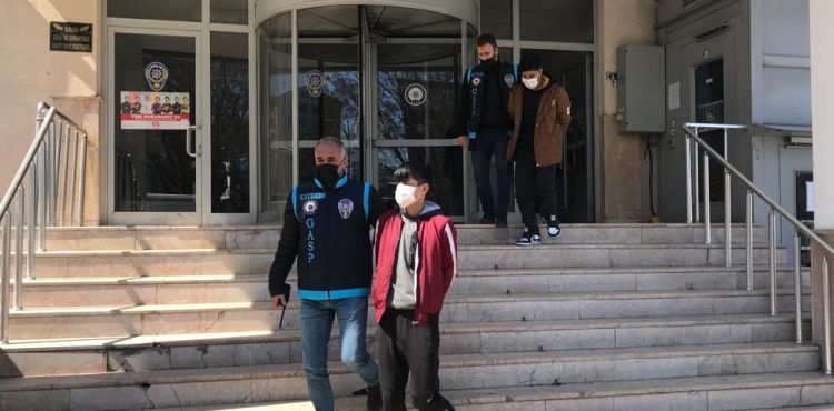 Eve girerek bıçakla yaralama ve gasp suçu işleyen 6 şahıs yakalandı