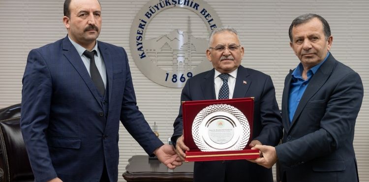 BAŞKAN BÜYÜKKILIÇ’A TOMARZA ÇİFTÇİLERİ ADINA ‘TEŞEKKÜR’ PLAKETİ