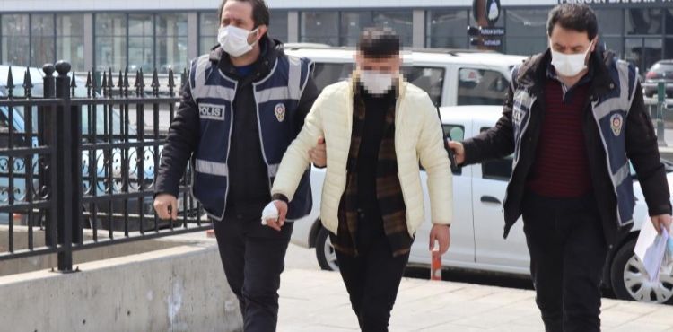 Önüne geleni bıçakladı
