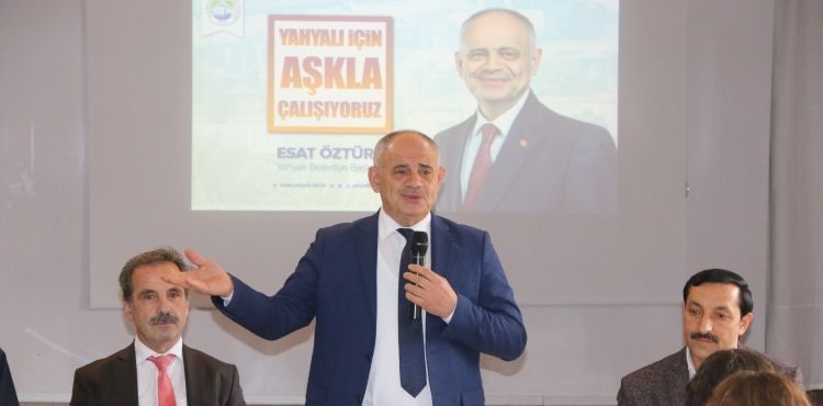 BAŞKAN ESAT ÖZTÜRK TECRÜBELERİNİ ÖĞRENCİLER İLE PAYLAŞTI