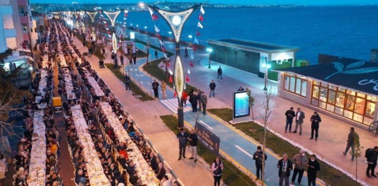 1 kilometrelik dev iftar sofras: Bu sofrann ba var sonu yok