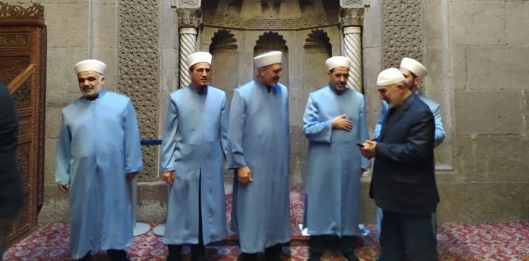 Hunat Camiinde kılınan Enderun usulü teravihe yoğun ilgi