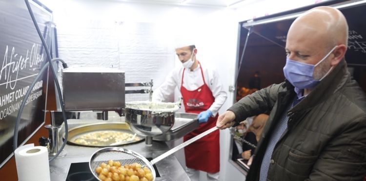 KOCASİNAN BELEDİYESİ’NDEN TERAVİH SONRASI TATLI İKRAMI
