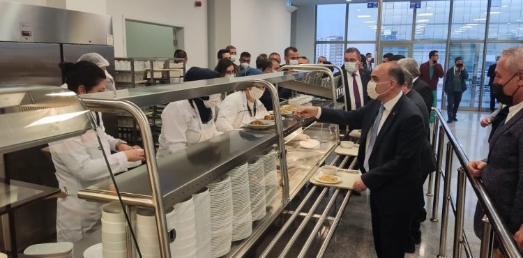 Vali Günaydın sağlık çalışanları ile iftar yaptı