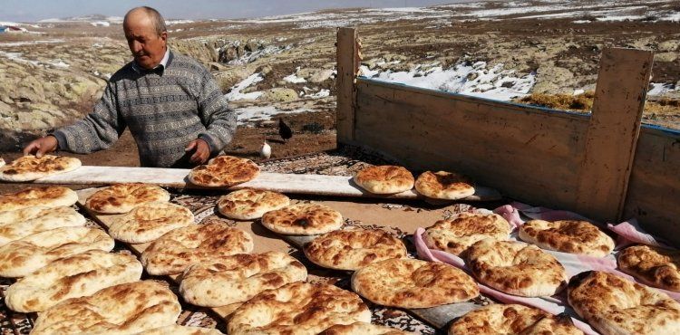 İlerlemiş yaşlarına rağmen, tarladan sofraya üretim yapıyorlar