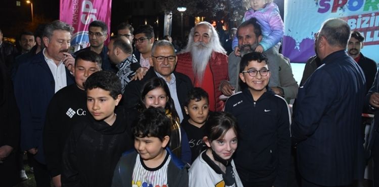 BAŞKAN BÜYÜKKILIÇ, TERAVİHTE VATANDAŞLA, ETKİNLİKTE ÇOCUKLARLA KUCAKLAŞTI