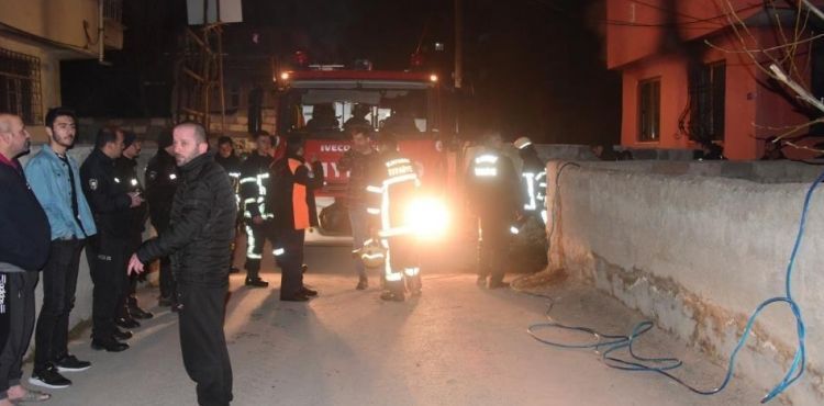 Evi ateşe verip kapıyı üzerlerine kilitlediler