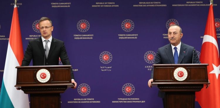 Bakan Çavuşoğlu'ndan İsveç'te Kur'an-ı Kerim'in yakılmasına tepki