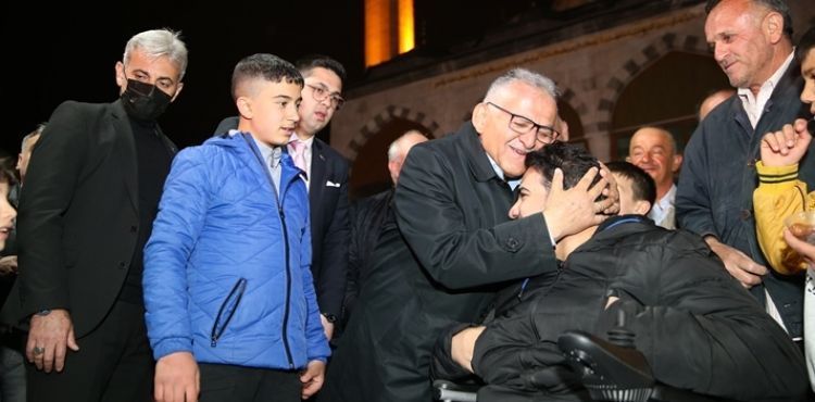 MİNİKLERDEN BAŞKAN BÜYÜKKILIÇ’A “BÜYÜK” SEVGİ
