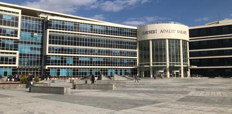 Gürültü nedeniyle çıkan tartışmada komşusunu bıçaklayan sanıklara hapis cezası
