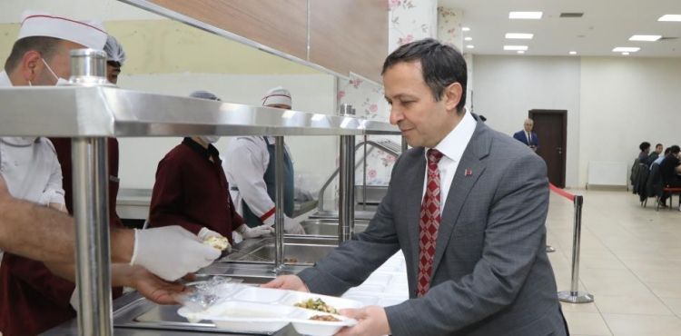 ERÜ Rektörü Çalış, öğrencilerle iftar yaptı
