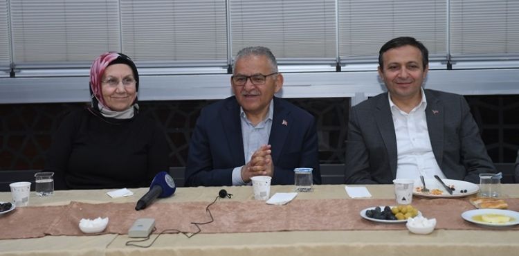 BAŞKAN BÜYÜKKILIÇ, ÜNİVERSİTE ÖĞRENCİLERİYLE SAHURDA BULUŞTU
