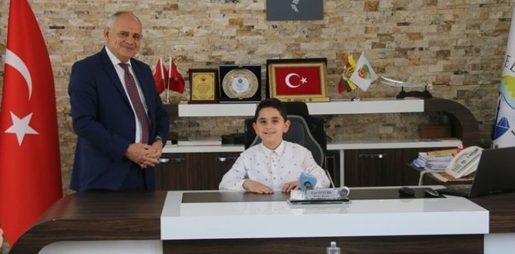 BAŞKAN ÖZTÜRK KOLTUĞUNU MİNİK ÇOCUKLARA DEVRETTİ