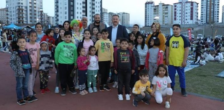 MELİKGAZİ’DE ÇOCUKLAR HEM BAYRAMLARINI KUTLADI HEM DE İLK İFTARLARINI YAPTI