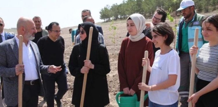 BAŞKAN ÇOLAKBAYRAKDAR, ÜNİVERSİTE ÖĞRENCİLERİYLE VUSLAT ORMANINA FİDAN DİKTİ