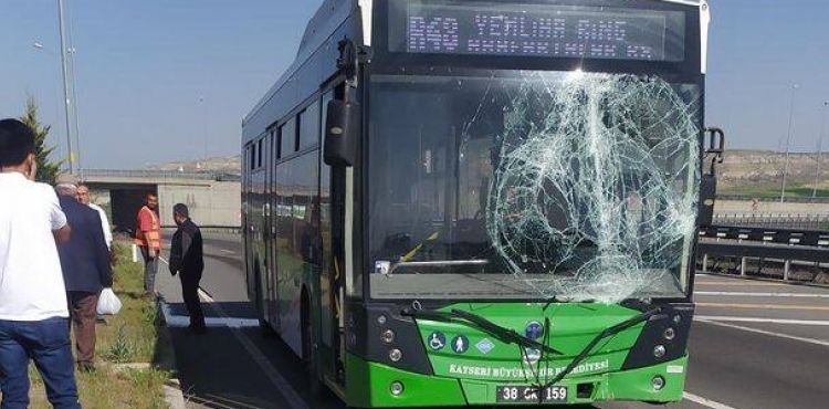 Kavşakta yolcu otobüsü kaza yaptı Yemliha otobüsü kaza yaptı