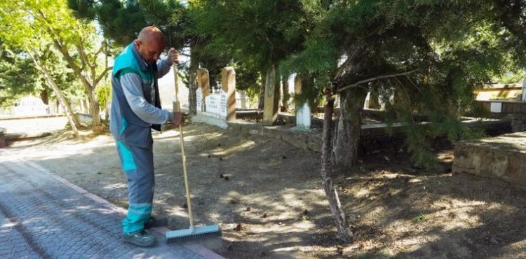 MELKGAZ'DE BAYRAM NCES MEZARLIKLAR TEMZLEND