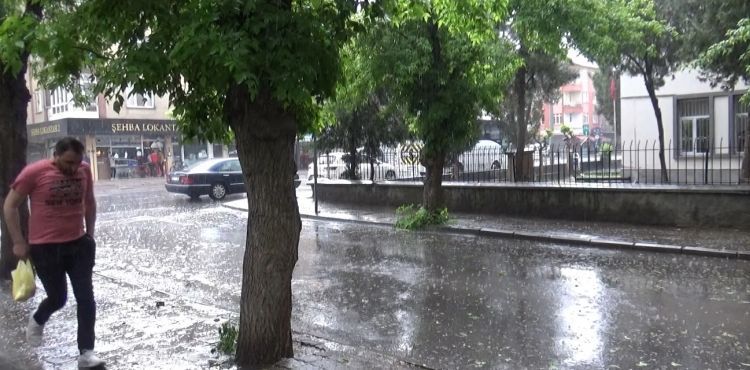Kayseri’de sağanak yağış etkili oldu