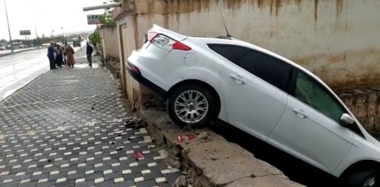 Kayganlaşan yolda kayan araç, bir evin bahçesine düştü