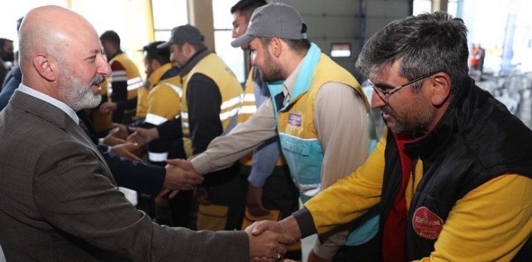 BAŞKAN ÇOLAKBAYRAKDAR, PERSONELİYLE VE VATANDAŞLARLA BAYRAMLAŞTI