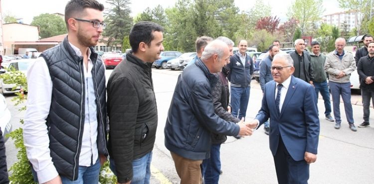 BAŞKAN BÜYÜKKILIÇ, FEDAKÂRCA GÖREV YAPAN BELEDİYE PERSONELİYLE BAYRAMLAŞTI
