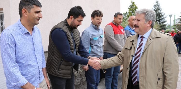 Başkan Dr. Palancıoğlu Melikgazi belediyesi çalışanları ile büyük bir aile gibi... İlk mesai günü personel ile bayramlaşma