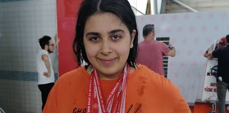 Otizmli yüzücü Elçin 7 altın madalya kazandı