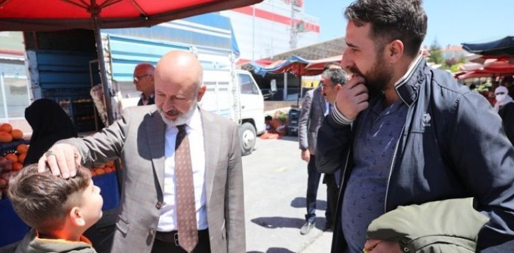 BAŞKAN ÇOLAKBAYRAKDAR’A ERTUĞRULGAZİ PAZARINDA SEVGİ SELİ