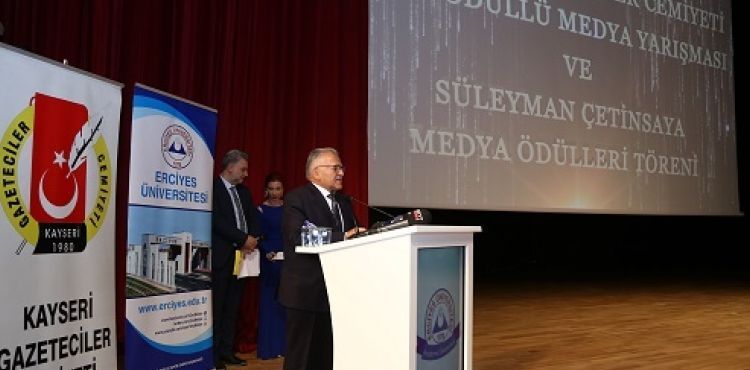 BAŞKAN BÜYÜKKILIÇ, MEDYA ÖDÜLLERİNDE KONUŞTU: “EL ELE ÇALIŞMALARIMIZ SÜRECEK”