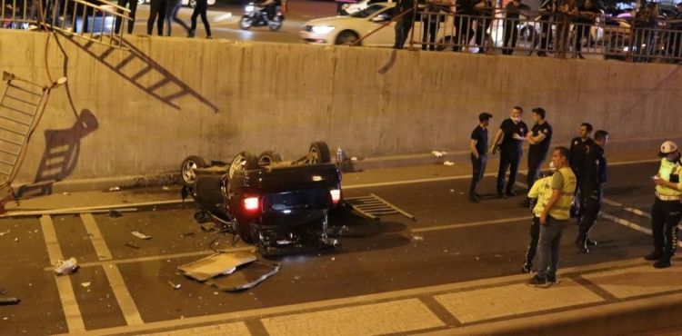 Altgeçide düşen otomobilde can pazarı: 3 yaralı