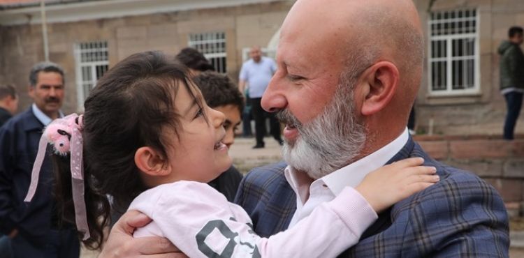 BAŞKAN ÇOLAKBAYRAKDAR’IN ÇOCUK SEVGİSİ, ÇOCUKLARIN DA BAŞKAN SEVGİSİ