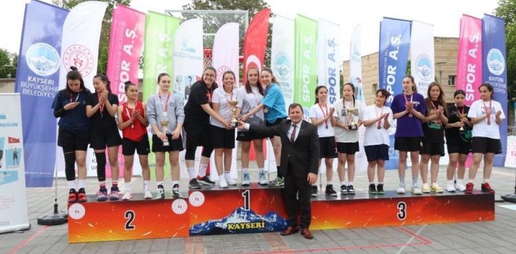 Cumhuriyet meydanında basketbol heyecanı