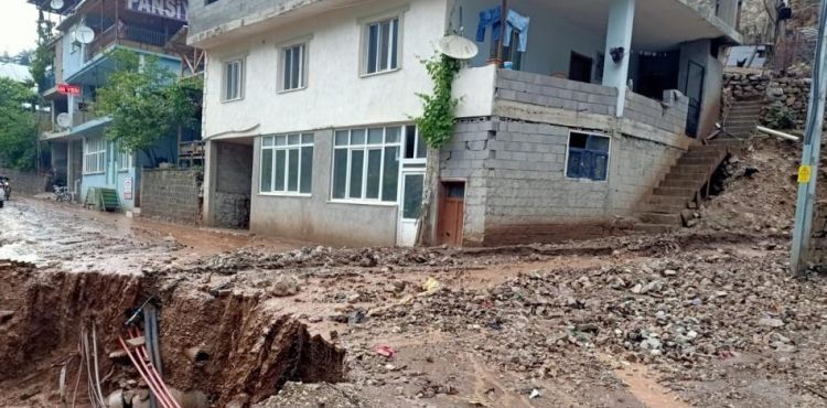 Yahyalı'da sağanak sele ve heyelana neden oldu