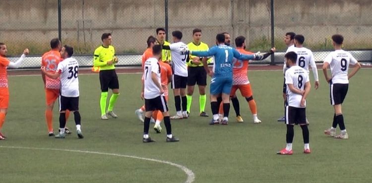 Futbolcu hakeme saldırdı maç tatil edildi
