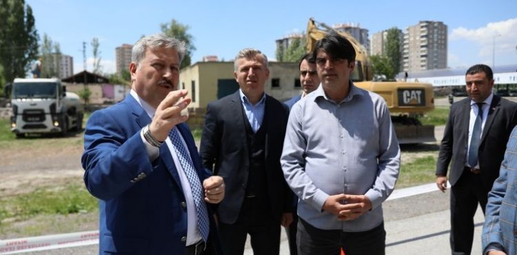 MELİKGAZİ'DE 600' E YAKIN METRUK YAPI YIKILDI
