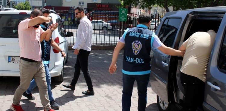 Hayali dükkanda, olmayan yedek parçalarla vatandaşları dolandıran 3 kişi tutuklandı