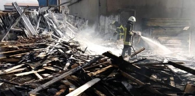 Kereste fabrikasında yangın